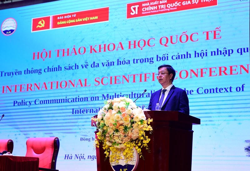 PGS.TS Vũ Trọng Lâm, Giám đốc – Tổng Biên tập Nhà xuất bản Chính trị quốc gia Sự thật báo cáo đề dẫn tại Hội thảo.