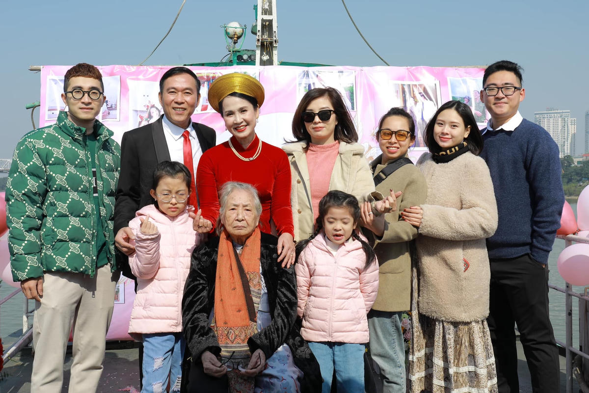 Lễ kỷ niệm 35 năm ngày cưới của cặp đôi có sự xuất hiện của sự góp mặt của nhiều đồng nghiệp, bạn bè thân thiết.