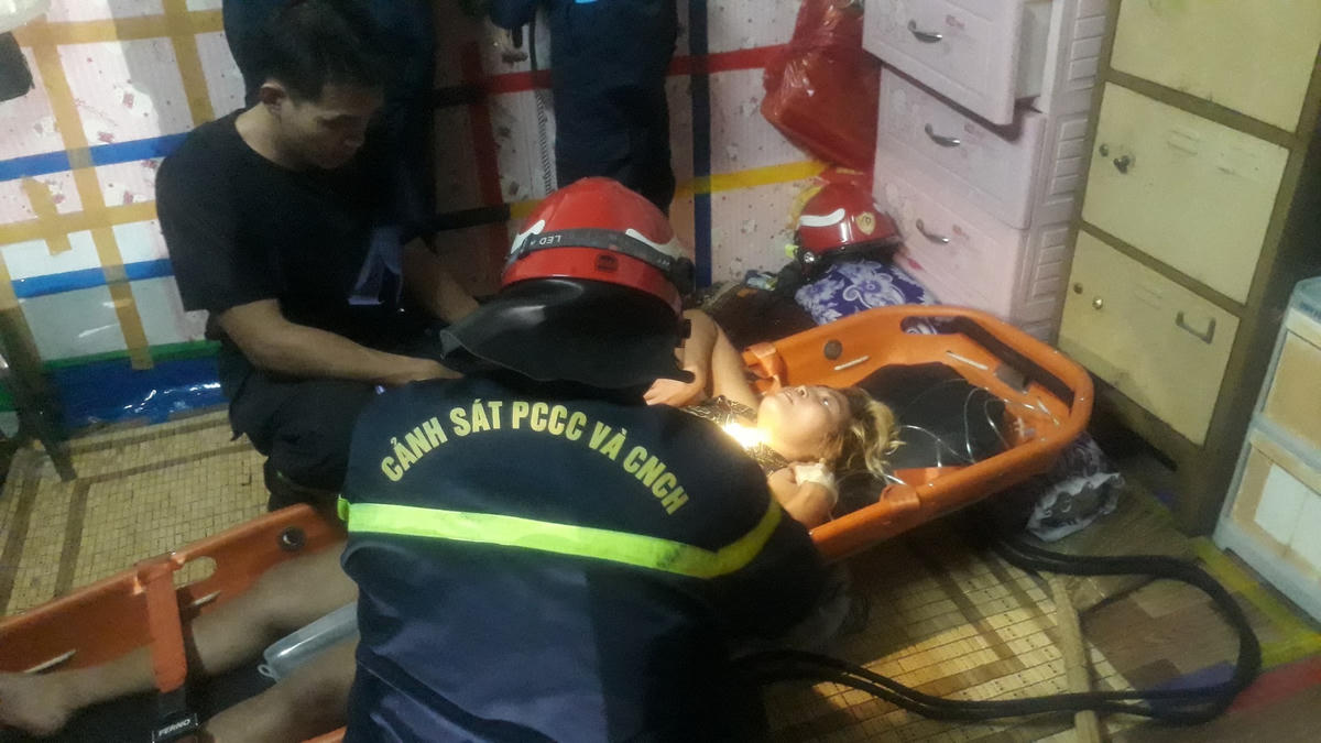 Triển khai các biệp pháp nghiệp vụ để đưa nạn nhân xuống đất.