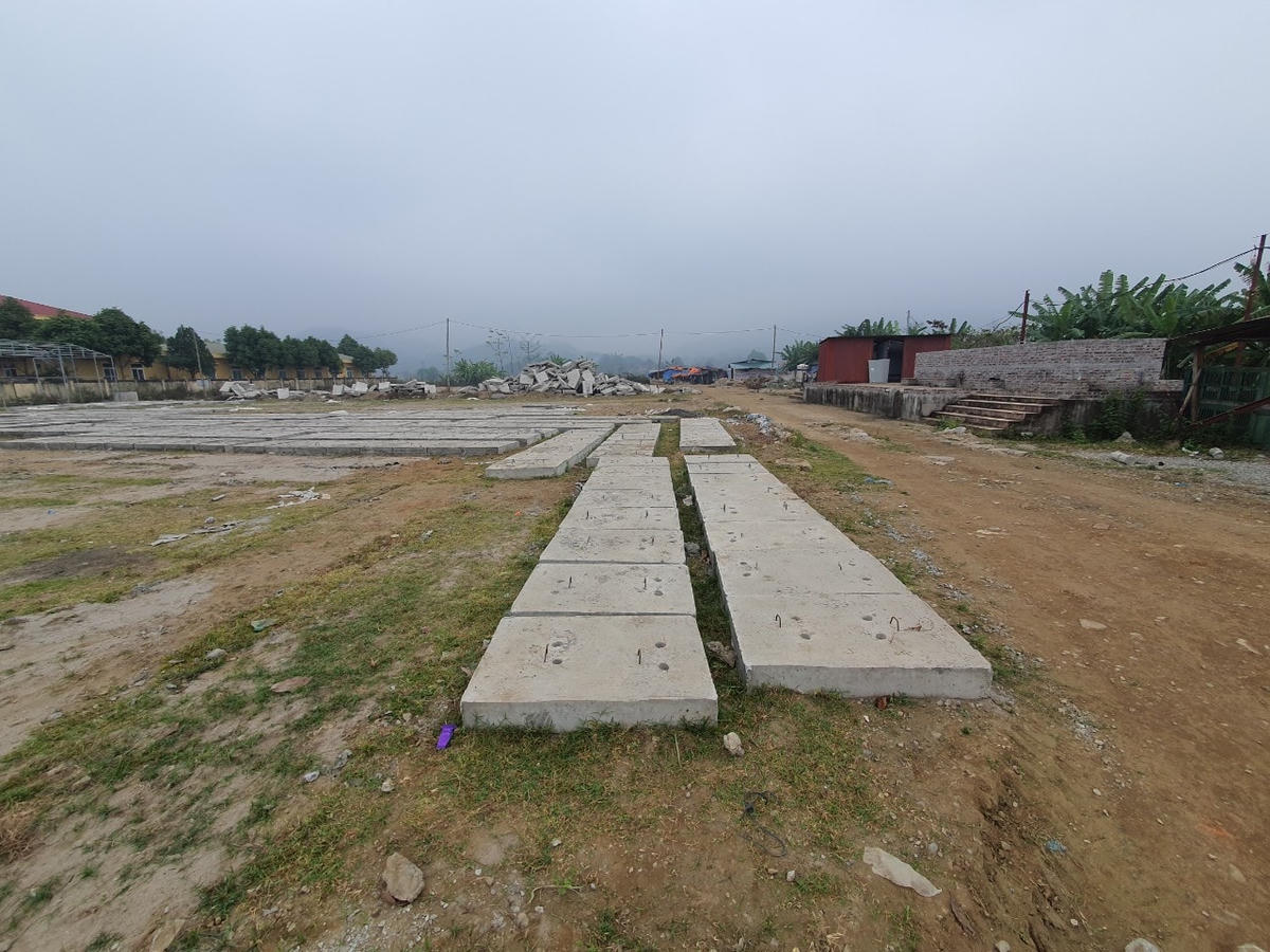 Dự án Trường THPT chuyên Hoàng Văn Thụ đột ngột dừng thi công, trở nên hoang tàn nhếch nhác sau gần 8 tháng xây dựng.