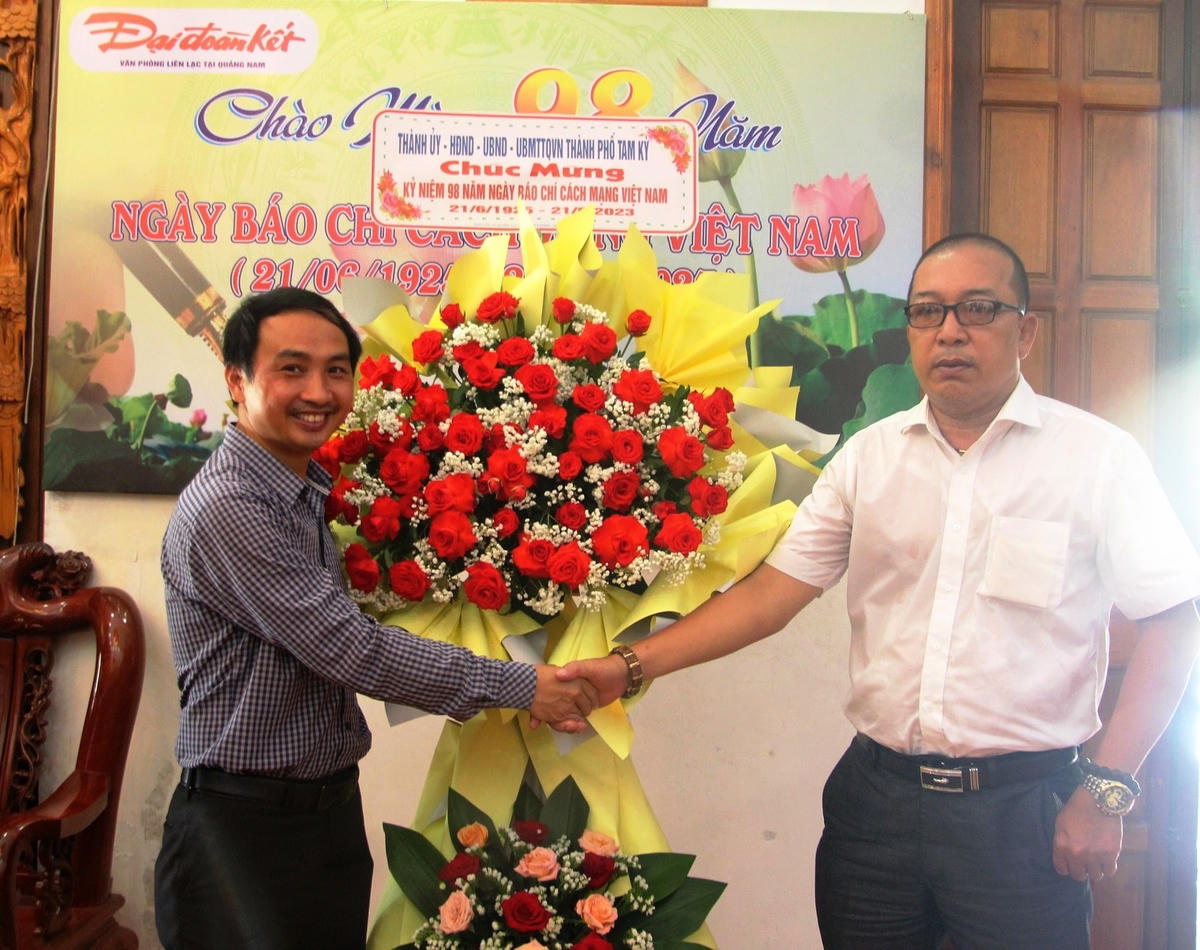 Lãnh đạo TP Tam Kỳ thăm và chúc mừng phóng viên thường trú Báo Đại Đoàn Kết.