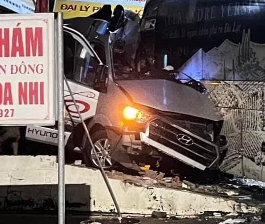 Xe 16 chỗ lao vào nhà dân sau vao chạm.