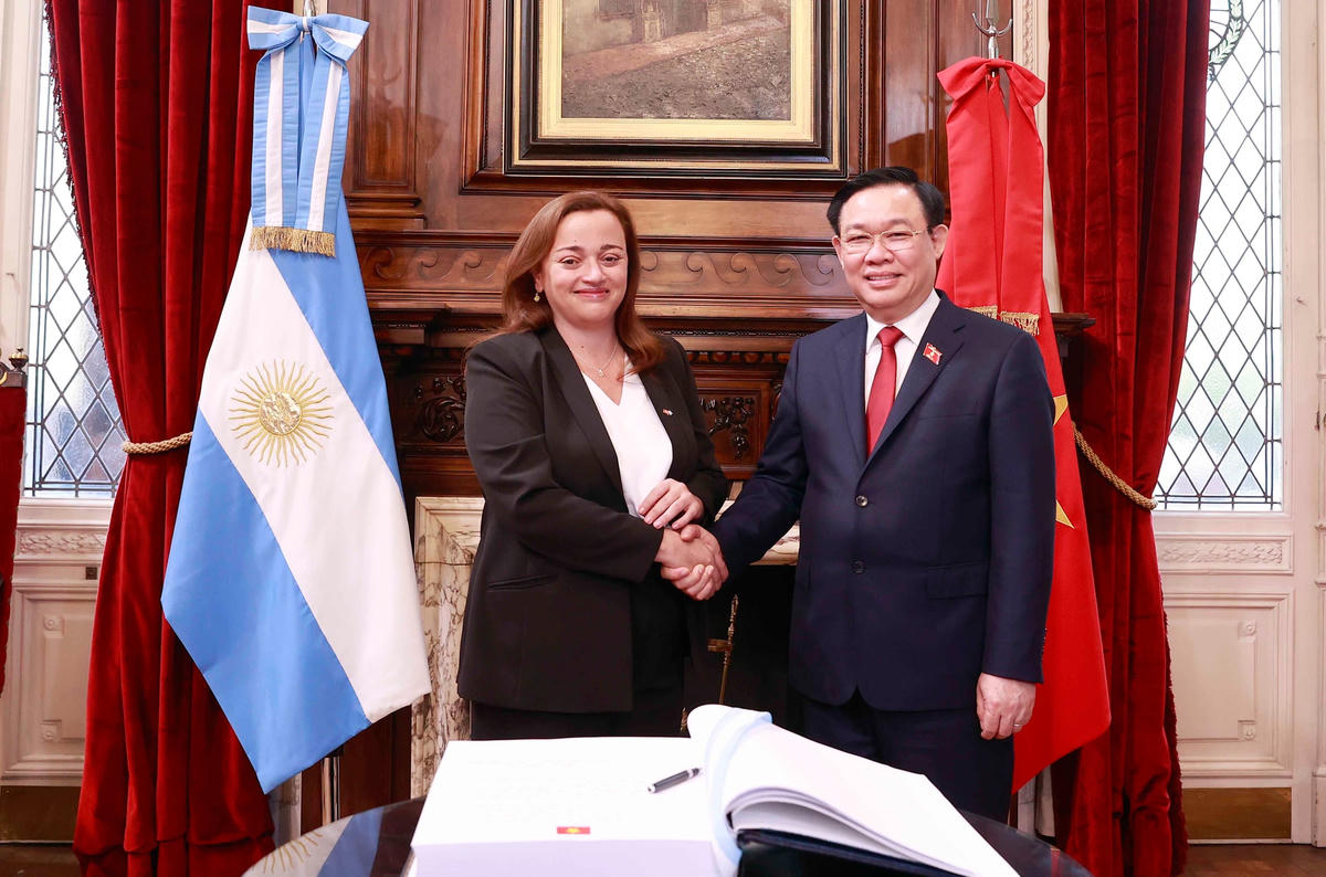 Chủ tịch Quốc hội Vương Đình Huệ và Chủ tịch Hạ viện Cộng hòa Argentina Cecilia. Nguồn: Quochoi.vn.