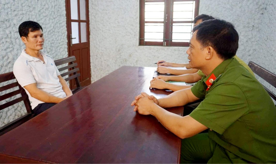 Trần Văn Huân tại cơ quan công an.