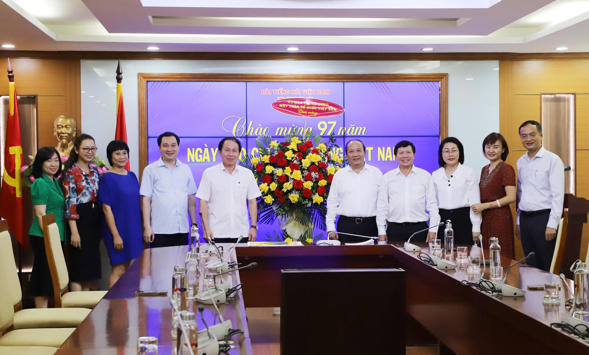Phó Chủ tịch - Tổng Thư ký Lê Tiến Châu tặng hoa chúc mừng Đài Tiếng nói Việt Nam nhân ngày Báo chí Cách mạng Việt Nam.  