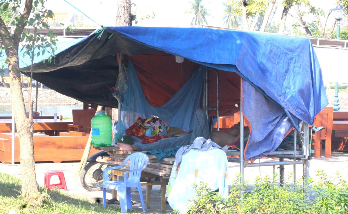 Chòi lều dựng tạm của tiểu thương dựng bên địa điểm bán hoa.