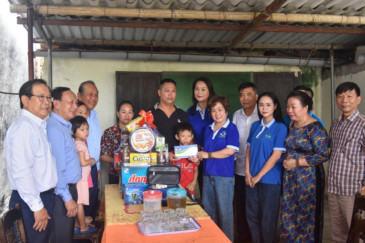 Đến thăm, động viên gia đình ngư dân gặp khó khăn ở xã Bảo Ninh (Đồng Hới).