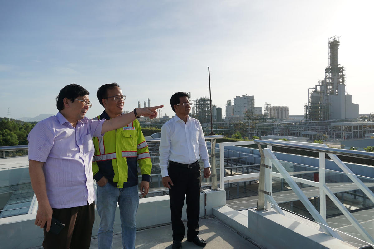 Phó Chủ tịch UBTƯ MTTQ Việt Nam Nguyễn Hữu Dũng đi thực địa tại dự án. Ảnh: Mạnh Thìn.