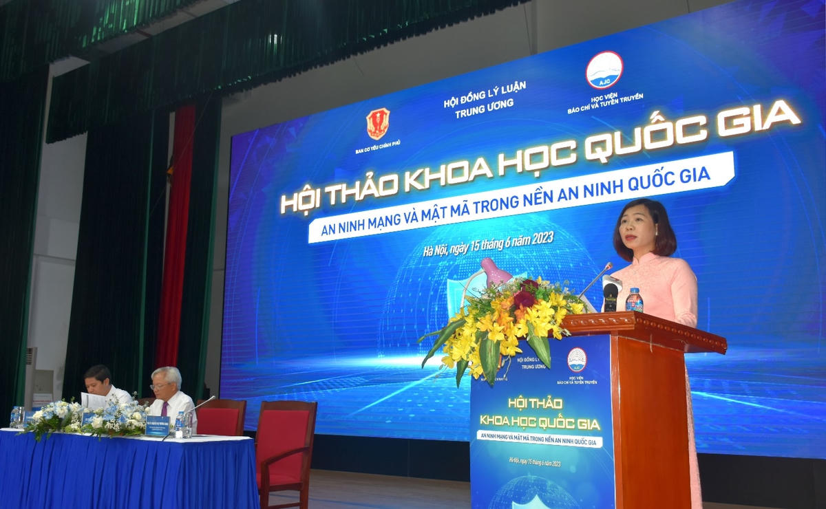 PGS.TS. Nguyễn Thị Trường Giang, Phó Giám đốc Học viện Báo chí và Tuyên truyền, Chủ nhiệm Đề tài KX04-32/21-25 phát biểu đề dẫn Hội thảo.