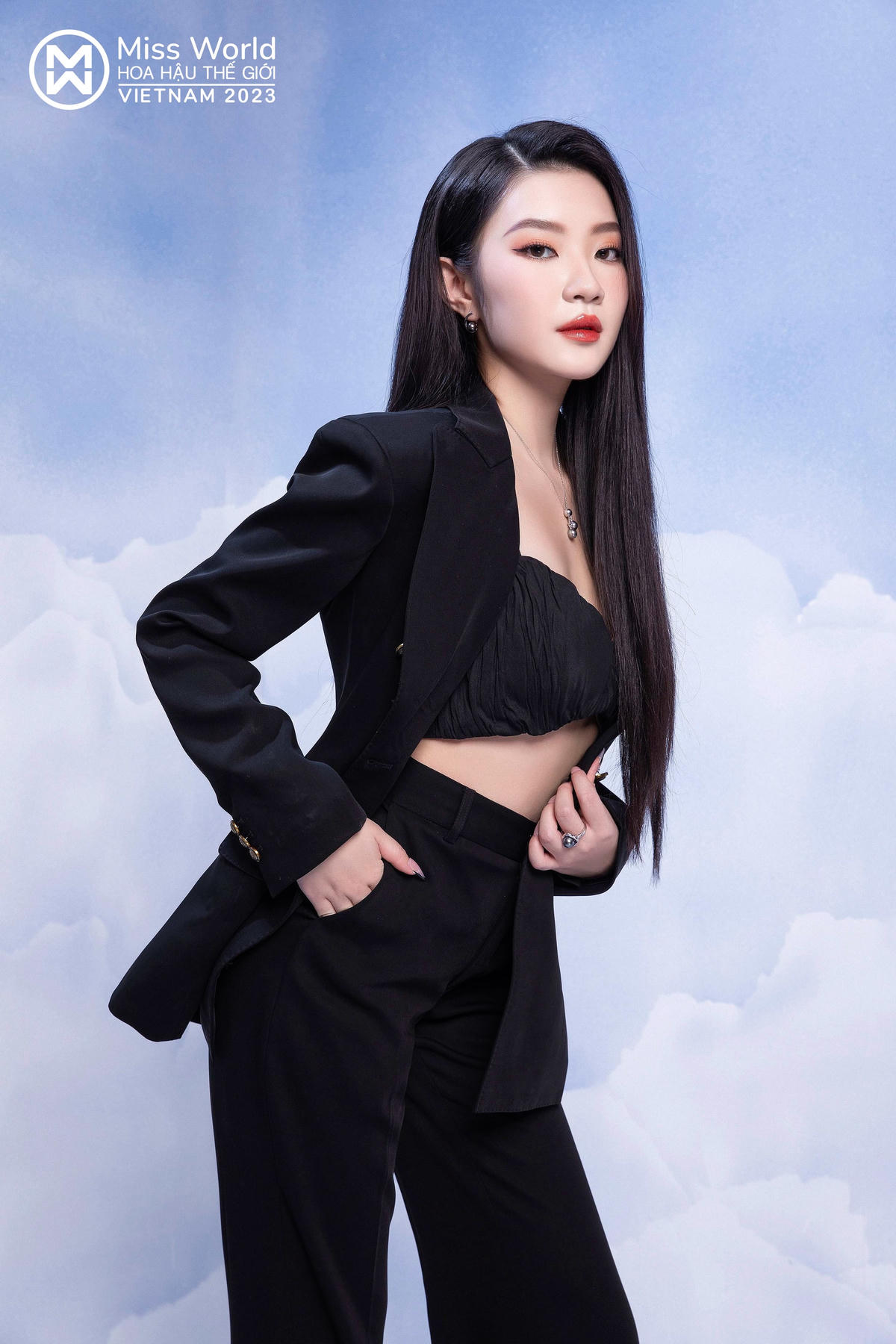 Phạm Hương Anh cũng là thí sinh Miss World Viietnam 2023 được chú ý từ những ngày đầu. Mặc dù không có chiều cao nổi bật nhưng Hương Anh gây ấn tượng bởi bảng dài thành tích như: Giành học bổng 1,7 tỷ tại Trường Đại học Union College (Mỹ), Giải Vàng tại Diễn đàn Phát minh Toàn cầu 2022, Giải Vàng tại Viện Nghiên cứu Giáo dục Sáng tạo tại thuộc Hội đồng nghiên cứu Quốc gia Thái Lan 2023... Miss World Vietnam 2022 Mai Phương cũng không có chiều cao ấn tượng, bởi vậy Hương Anh vẫn được coi là một ứng viên “nặng ký” cho ngôi vị cao quý. 