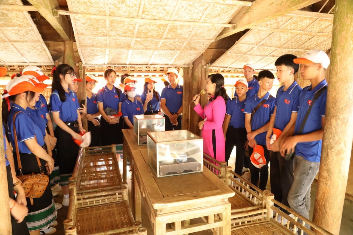 Đoàn đại biểu chụp ảnh lưu niệm tại làng Hoàng Trù.