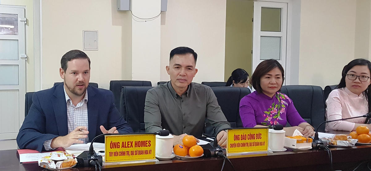 Ông Alex Homes, Tùy viên chính trị ,Đại sứ quán Hoa Kỳ tại Việt Nam tại buổi thăm và làm việc tại UBMTTQ tỉnh Thanh Hóa.