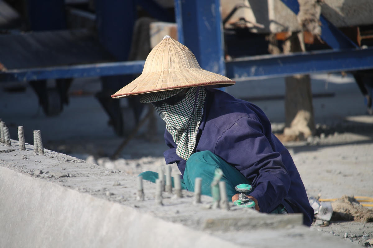Các công nhân đa phần đều bịt kín phần mặt để tránh bị nắng chiếu trực tiếp.