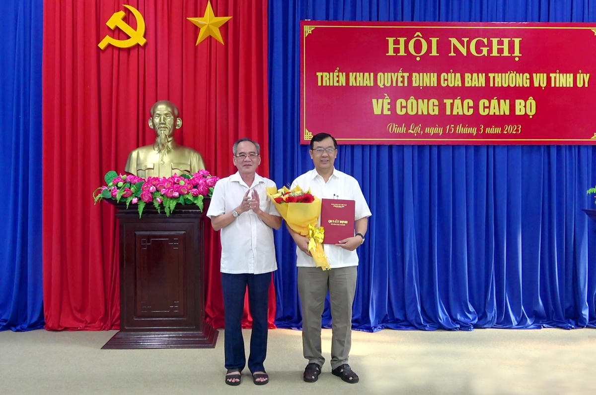 Bí thư Tỉnh uỷ Bạc Liêu Lữ Văn Hùng trao quyết định, tặng hoa chúc mừng tân Giám đốc Sở Khoa học và Công nghệ Lưu Văn Liêm.