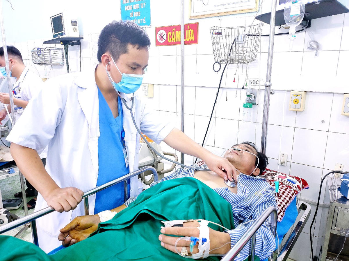 Bác sĩ thăm khám cho bệnh nhân bị nhồi máu cơ tim. Ảnh: BVĐK Tuyên Quang.