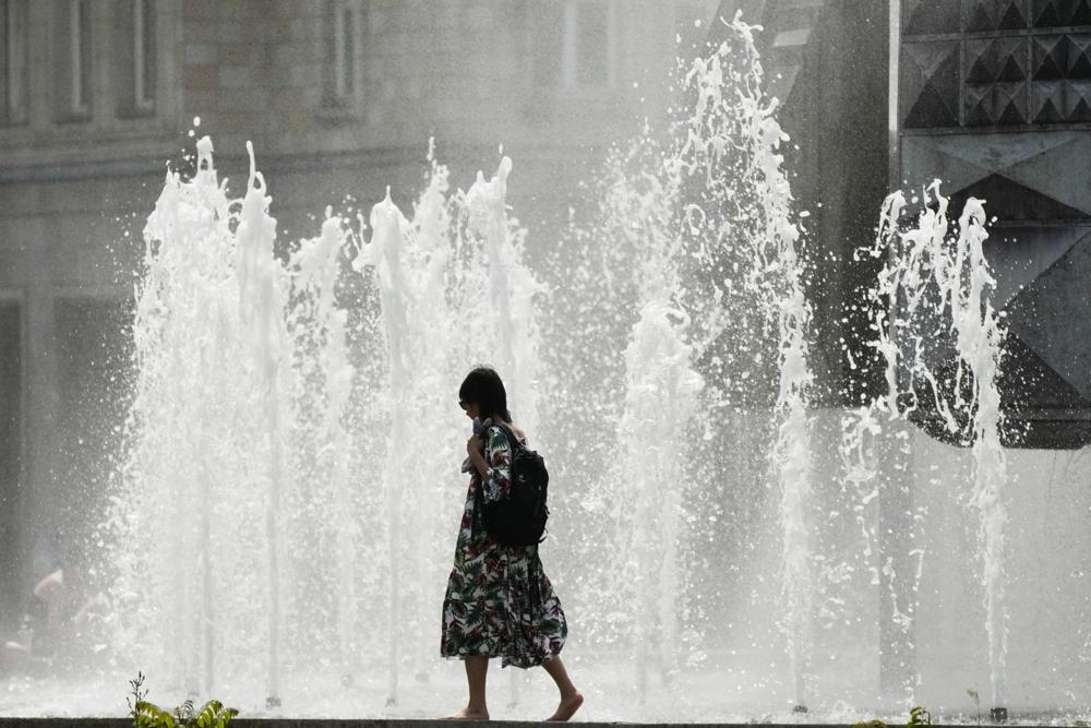 Nắng nóng khắc nghiệt kéo dài ở Berlin, Đức. Ảnh: AP.