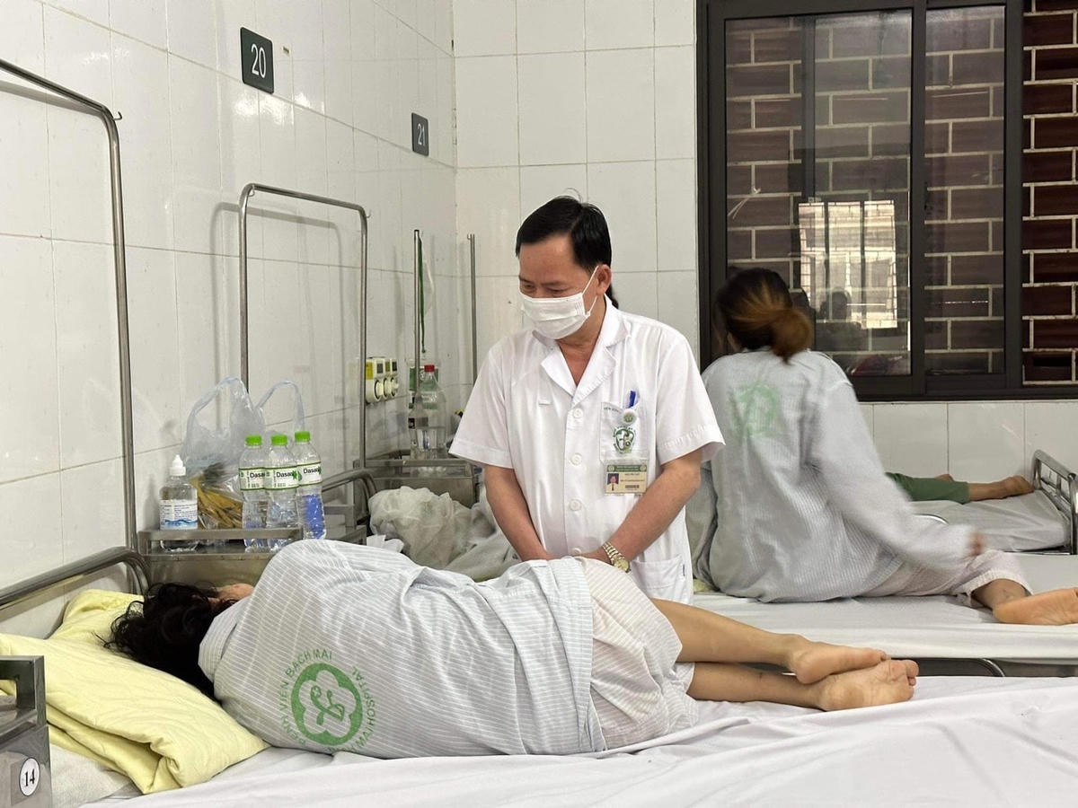 Thăm khám bệnh nhân điều trị tại Viện Sức khỏe tâm thần Quốc gia. Ảnh: BVCC.