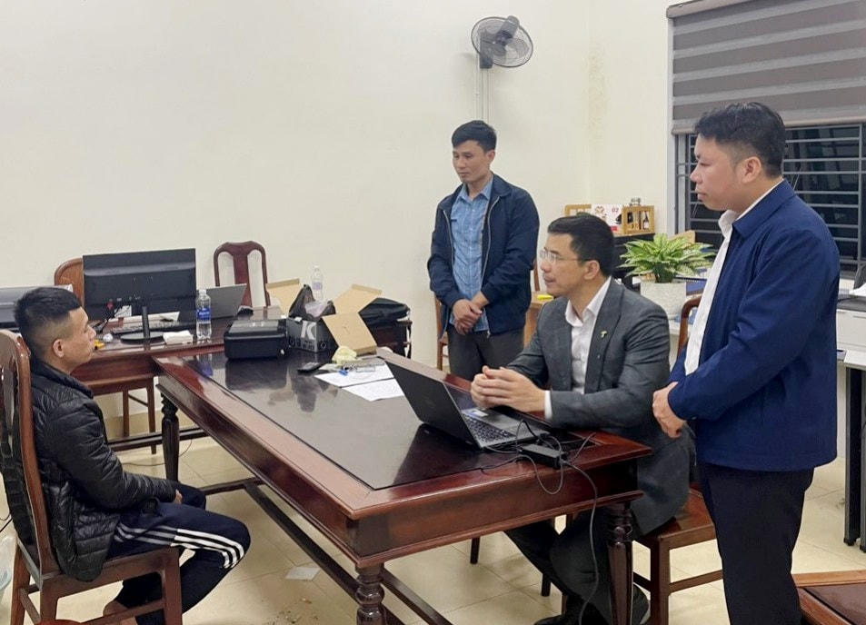 Thượng tá Nguyễn Hồng Phong, Giám đốc Công an tỉnh Hà Tĩnh trực tiếp lấy lới khai đối tượng Đặng Tuấn Đạt.