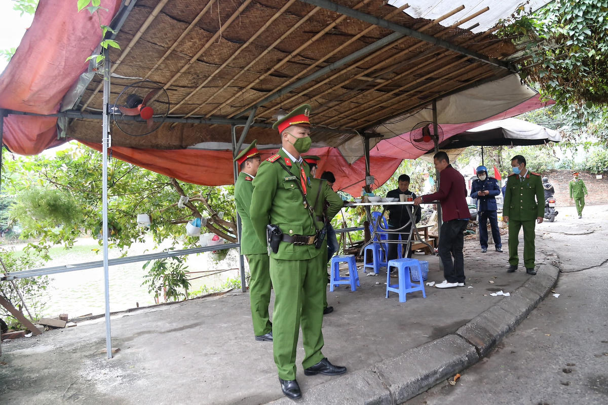 Do đó, hàng chục hộ gia đình, cá nhân ngang nhiên chiếm dụng vỉa hè, lòng đường quanh hồ để kinh doanh ăn uống, giải khát, chăn nuôi và trông giữ xe ô tô. Vì vậy, để lấy lại vỉa hè, không gian cho người đi bộ cũng như mỹ quan đô thị khu vực hồ Đầm Khê, sáng 1/12 Ban Chỉ đạo 197 quận Hà Đông đã ra quân, quyết liệt xử lý vi phạm.