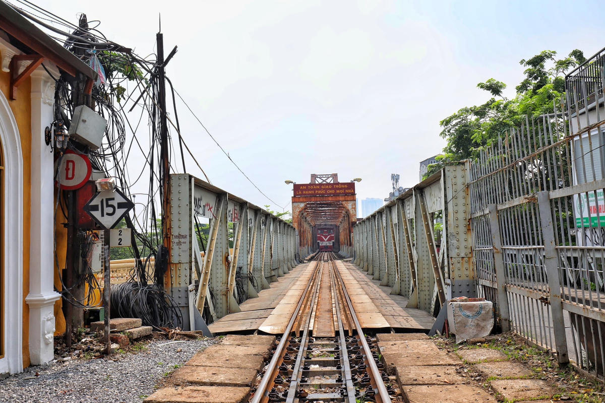 Hoặc khách cũng có thể lên từ lối phía phố Trần Nhật Duật, đầu phố Gầm Cầu.