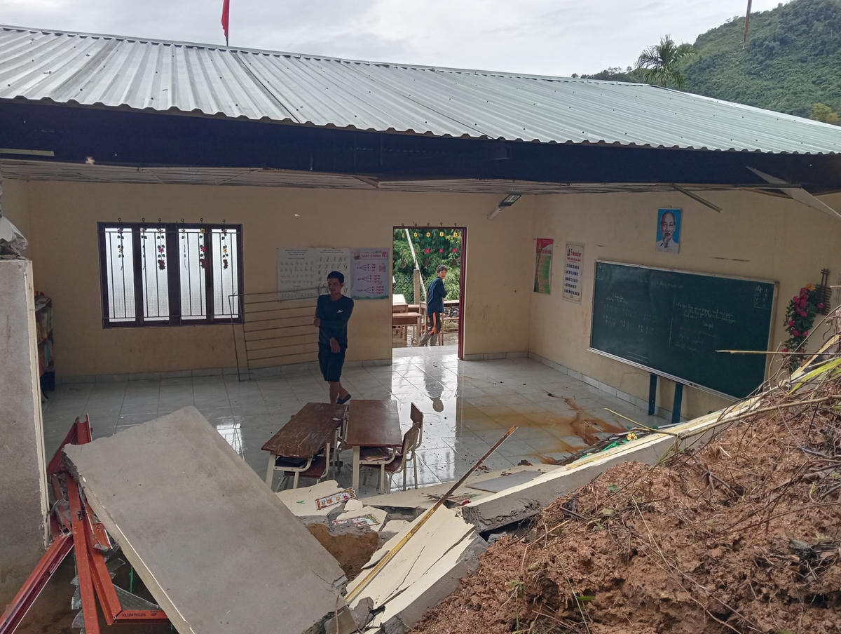 Đất đá sạt lở làm hư hỏng phòng học sinh ở xã Trà Cang.