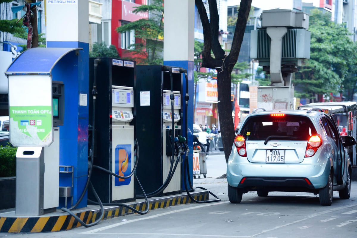 Giá xăng tiếp tục tăng lần thứ 4 liên tiếp trong 5 tháng đầu năm 2022, riêng xăng RON 95 vượt mốc 30.000 đồng/lít.