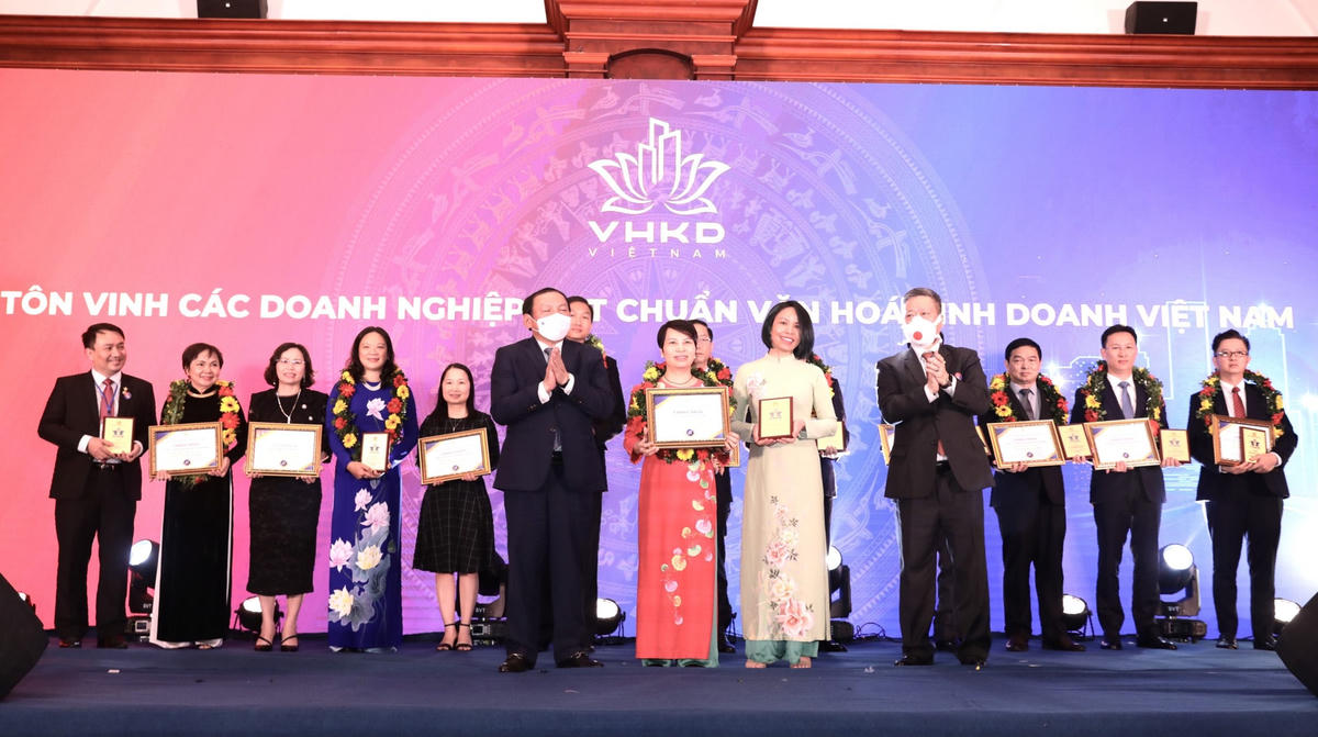 Có 24 doanh nghiệp được tôn vinh và trao chứng nhận "Doanh nghiệp đạt chuẩn Văn hóa kinh doanh Việt Nam" năm 2022.