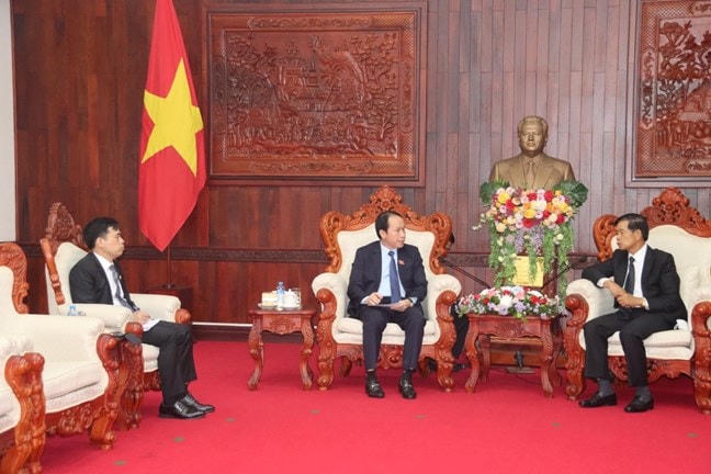 Uỷ viên Trung ương Đảng, Phó Chủ tịch - Tổng Thư ký UBTƯ MTTQ Việt Nam Lê Tiến Châu chào xã giao Chủ tịch Uỷ ban Trung ương Mặt trận Lào xây dựng đất nước Sinlavong Khutphaythoun.