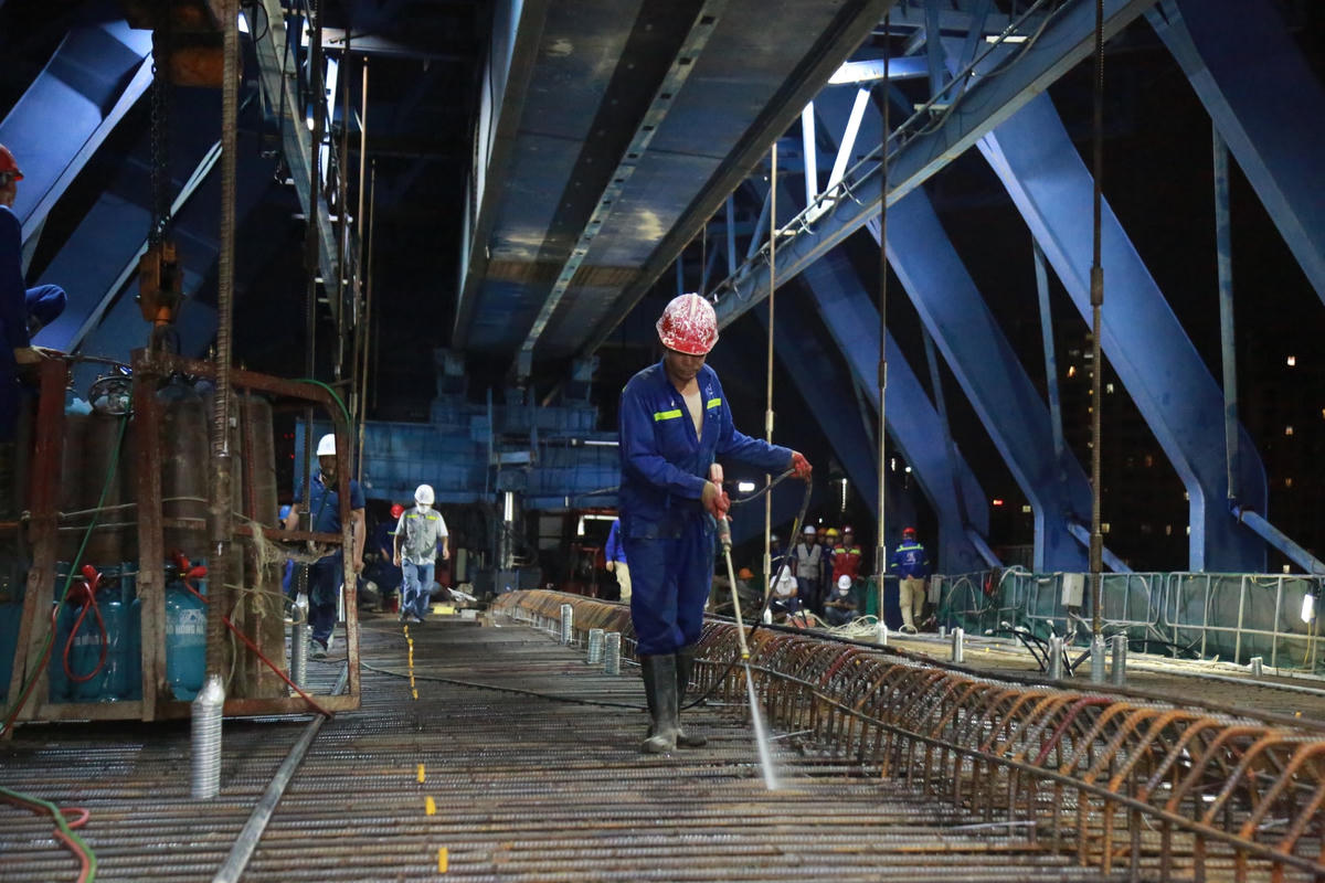 Bề mặt sắt được làm sạch trước khi được đổ bê tông.