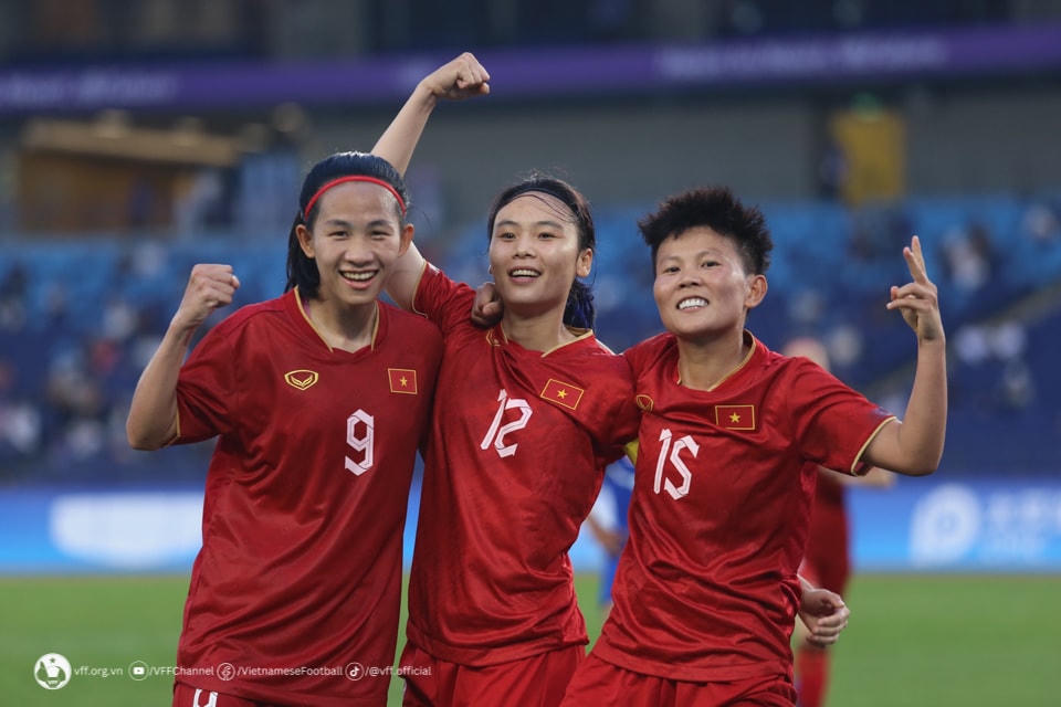Thúy Hằng (9), Hải Yến (12) và Bích Thùy (15) ghi 4 bàn thắng cho đội tuyển Việt Nam. Ảnh: H.L  