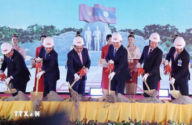 Thủ tướng Phạm Minh Chính và Thủ tướng Lào Sonexay Siphandone cùng các đại biểu thực hiện nghi thức động thổ dự án Công viên Hữu nghị Lào-Việt Nam. (Ảnh: Dương Giang/TTXVN) ttxvn-1001-thu-tuong-viet-nam-lao-4.jpg