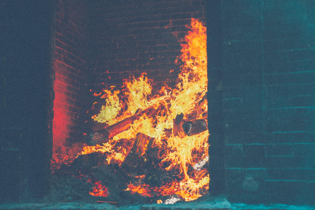 Vì lượng du khách làm lễ tại đền đông nên số lượng ngựa giấy và vàng mã làm lễ nhiều khiến lò hoá vàng lúc nào cũng trong tình trạng đỏ lửa.