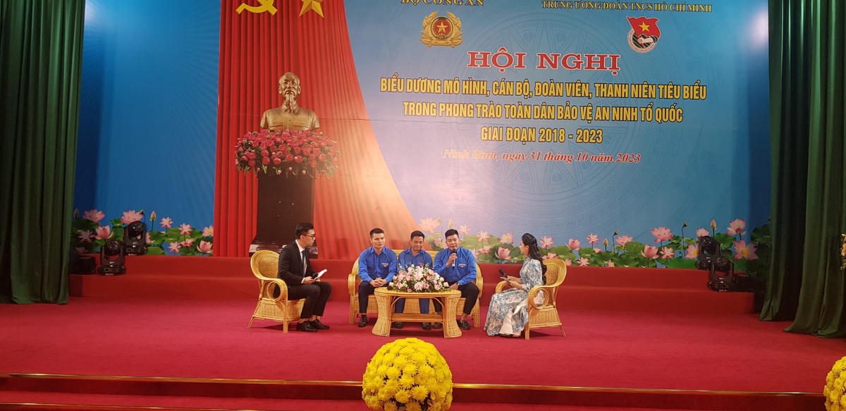 Các đại biểu là cá nhân đoàn viên thanh niên tiêu biểu giao lưu tại hội nghị.