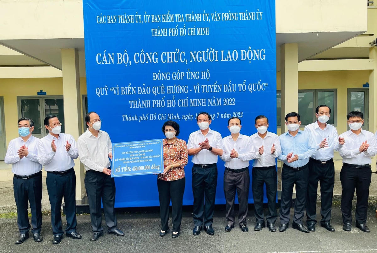 Ông Nguyễn Hồ Hải, Phó Bí thư Thành ủy trao bảng tượng trưng ủng hộ Quỹ cho bà Tô Thị Bích Châu, Chủ tịch Ủy ban MTTQ Việt Nam Thành phố.