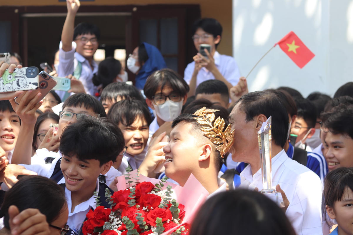 Xuân Mạnh vui vẻ, nhiệt tình chụp ảnh chung cùng các em học sinh khóa dưới.