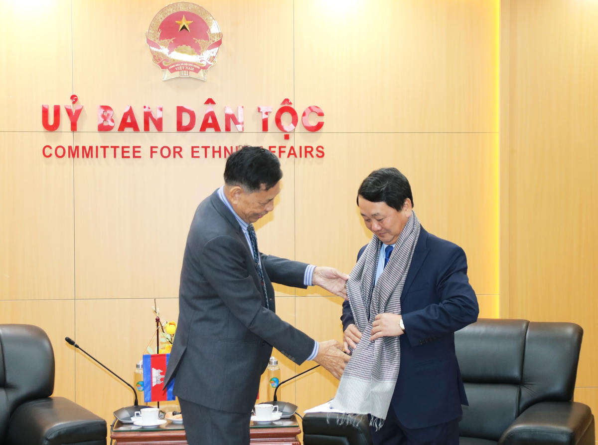 Ông Nhem Valy, Phó Chủ tịch Thường trực kiêm Tổng Thư ký Hội đồng Quốc gia Mặt trận Đoàn kết Phát triển Tổ quốc Campuchia tặng quà lưu niệm cho Bộ trưởng, Chủ nhiệm Ủy ban Dân tộc Hầu A Lềnh.