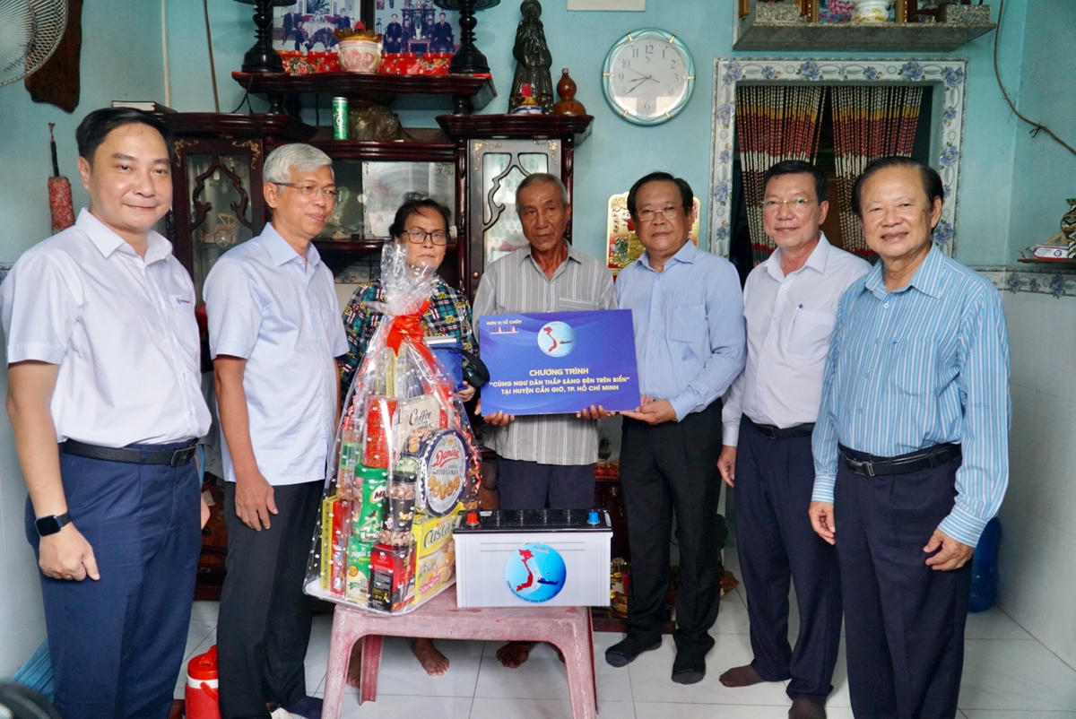 Chương trình cùng đại diện lãnh đạo các cơ quan, đơn vị thăm hỏi và trao quà cho 3 gia đình ngư dân có hoàn cảnh khó khăn ở thị trấn Cần Thạnh, huyện Cần Giờ.