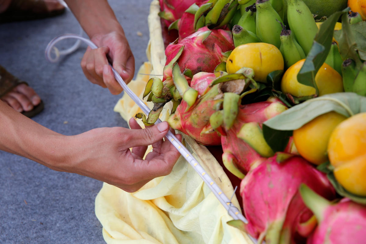 Để mâm cỗ lung linh hơn khi trời tối sẽ được lắp thêm đèn.