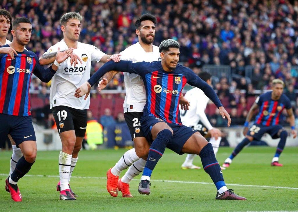 Ronald Araujo bị đuổi khiến Barcelona vất vả giành chiến thắng trước Valencia (Ảnh: AP).
