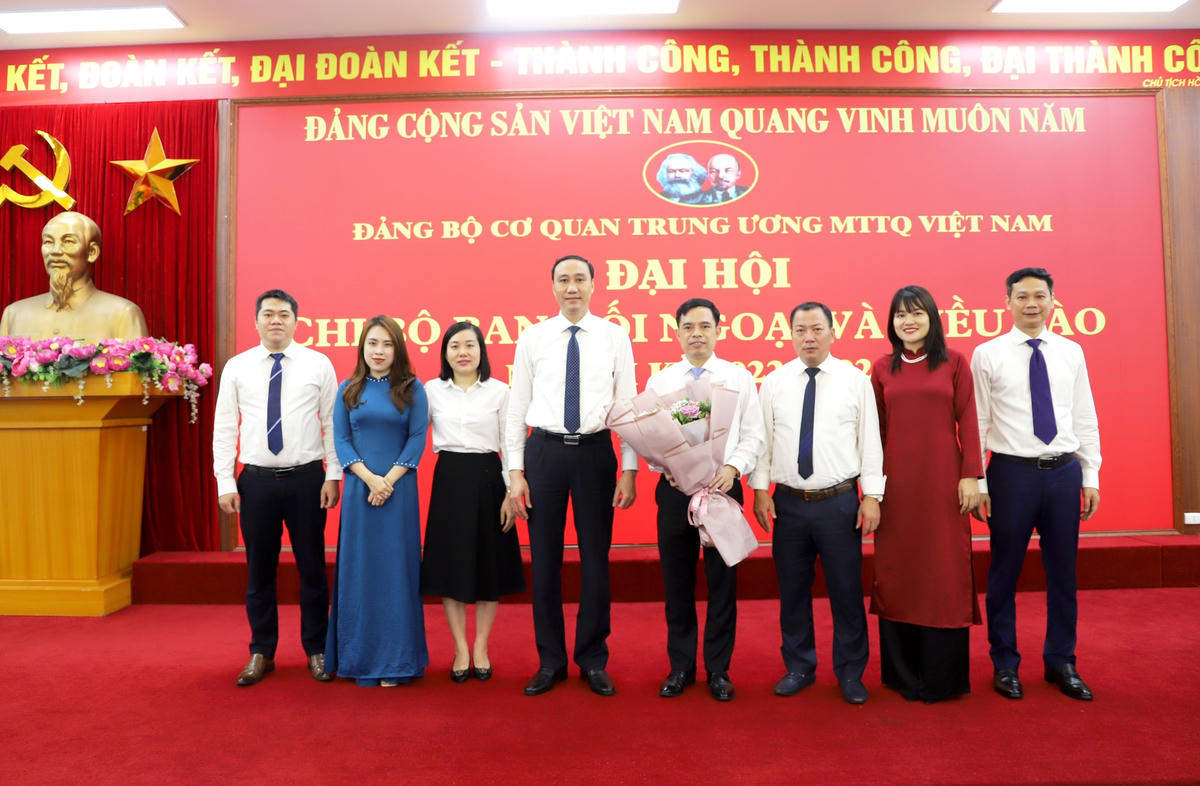 Phó Chủ tịch Phùng Khánh Tài tặng hoa chúc mừng Chi bộ Ban Đối ngoại và Kiều bào.