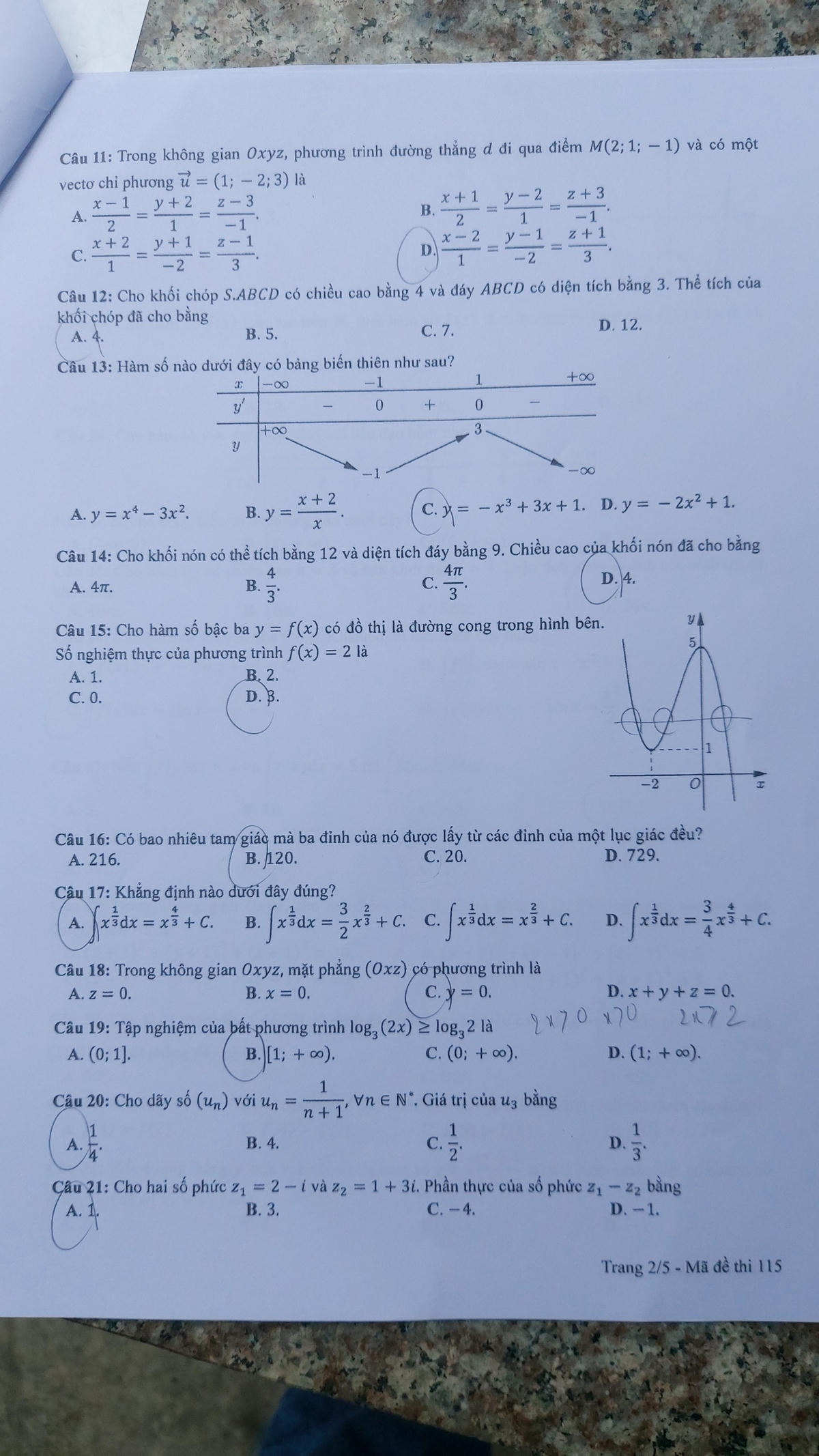 Nhiều thí sinh hào hứng bước ra từ phòng thi môn Toán