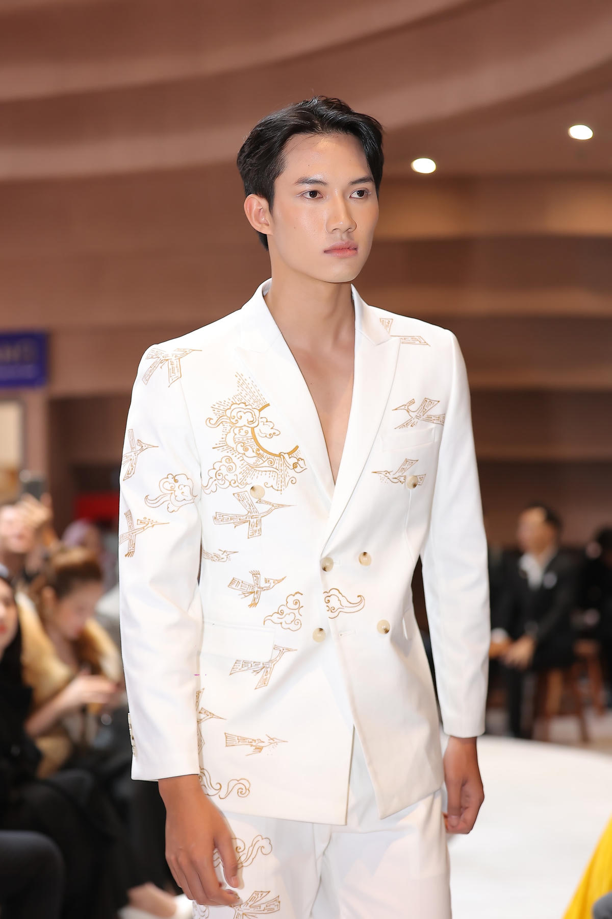 Hạ Vy, Andrea Aybar sải bước ấn tượng với thiết kế menswear