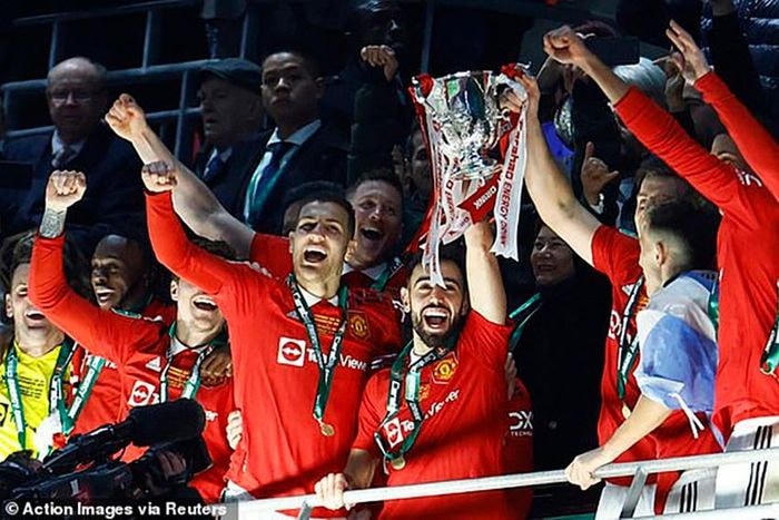 Các cầu thủ MU nâng cao chức vô địch League Cup. Ảnh: Reuters.  