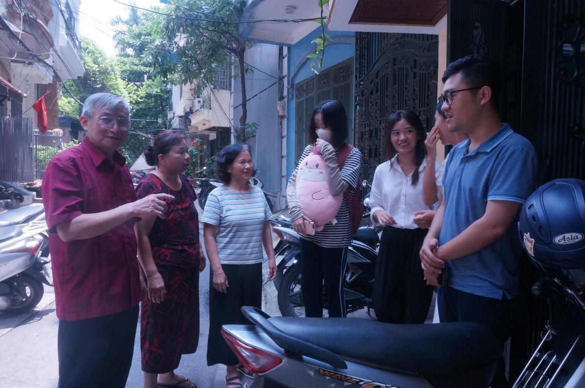 Ông Lại Xuân Doãn (ngoài cùng bên trái) trao đổi với người dân về những hoạt động mà địa phương đang triển khai, thực hiện.