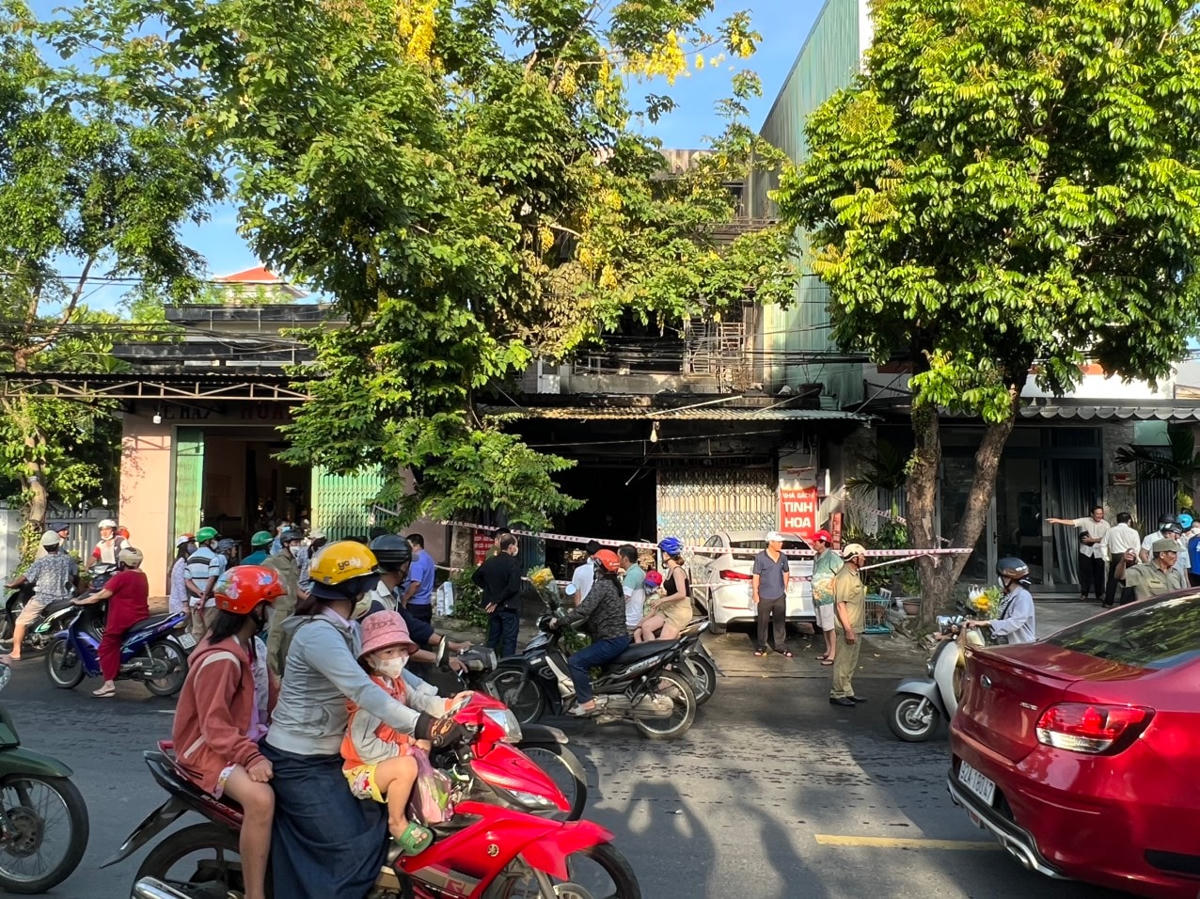 Rất đông người dân đứng xem hiện trường vụ cháy.