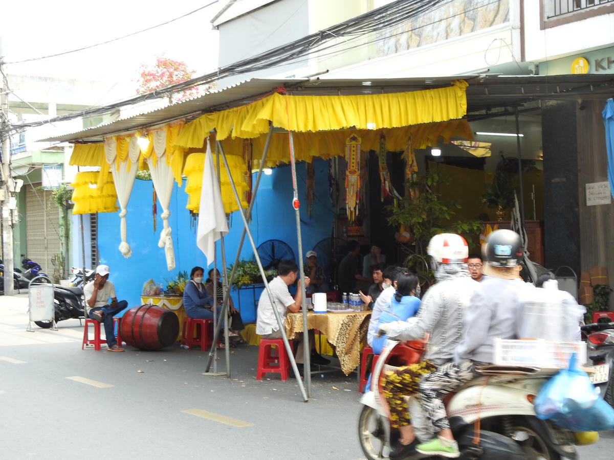 Thi thể ông Hồ Tá Lực và tro cốt bà Hồ Thị Oanh (em gái ông Lực) được đưa về gia đình trưa 7/4. Ảnh Thanh Tùng.