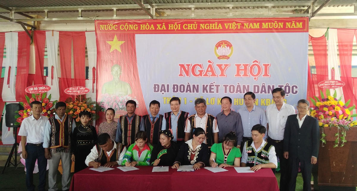 Đại diện các hộ gia đình ký kết thực hiện phong trào thi đua tại trong Ngày hội Đại đoàn kết.