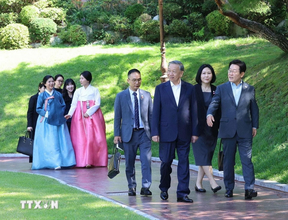 Tổng Bí thư Tô Lâm và Phu nhân cùng Tổng thống Hàn Quốc Lee Jae Myung và Phu nhân đi dạo trong khuôn viên Nhà Xanh. (Ảnh: Thống Nhất/TTXVN)