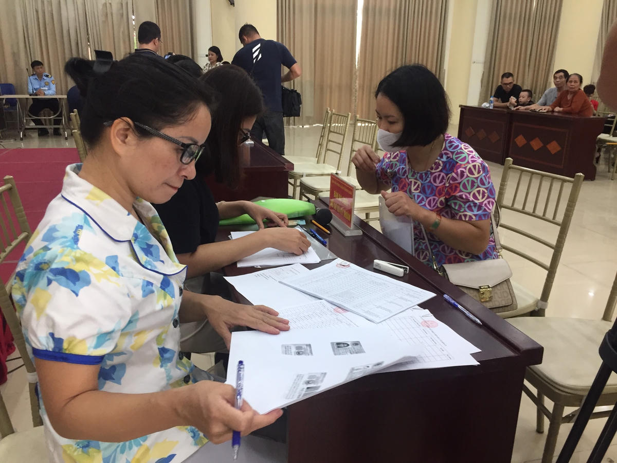 Các nạn nhân được hướng dẫn thủ tục nhận kinh phí hỗ trợ.