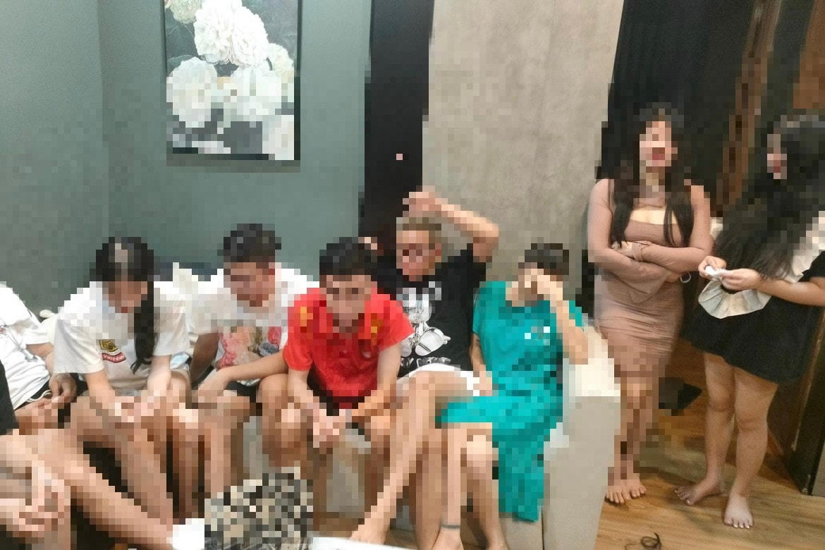 Nhóm đối tượng có hành vi tổ chức sử dụng, tàng trữ trái phép chất ma tuý. Ảnh: Công an TP Hoà Bình.